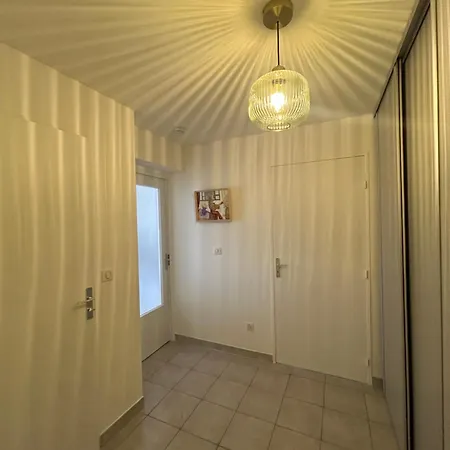 Cosy A 200 M De La דירה *