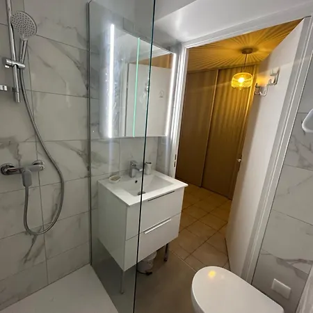 Cosy A 200 M De La דירה *