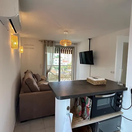 Cosy A 200 M De La דירה
